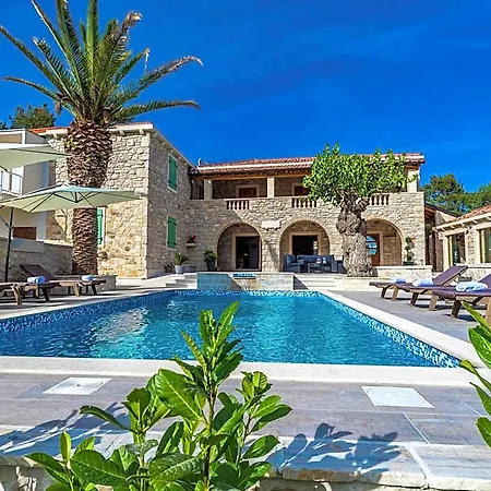 In With Pool Near The Sea Hotell 3*